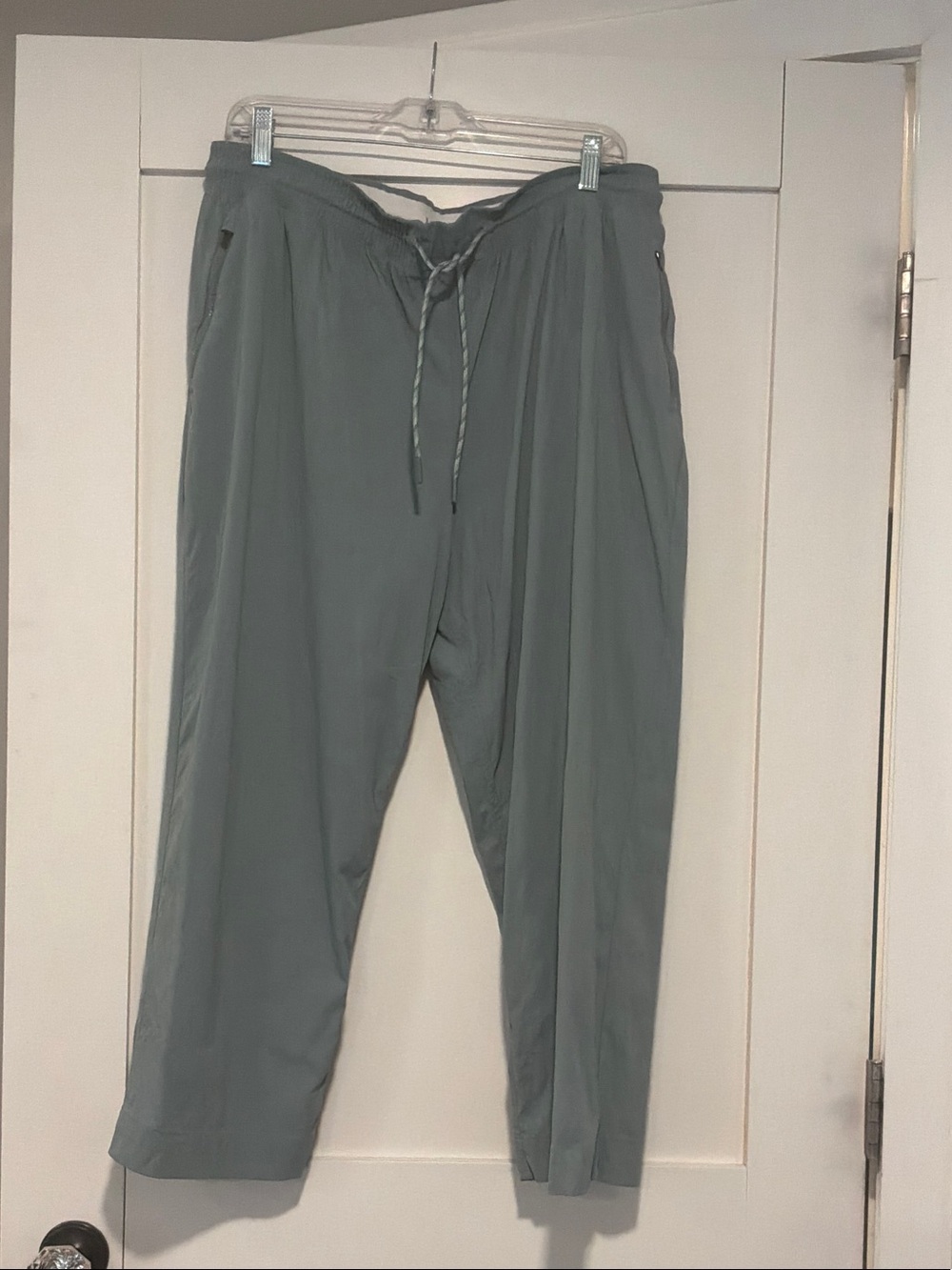 Athleta Trekkie Straight Crop Women’s pants, Sage Green
